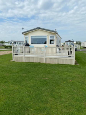 L&g FAMILY HOLIDAYS MILLFIELDS 6 BERTH MAX 4 ADULTS